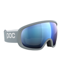 Eine graue POC Sports Fovea Skibrille mit reflektierenden, blau getönten Clarity-Gläsern und einem verstellbaren Band, abgebildet auf weißem Hintergrund.
