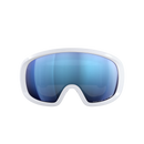 Eine POC Sports Fovea Mid Ski- oder Snowboardbrille mit weißem Rahmen und blauen, reflektierenden Clarity-Gläsern, dargestellt vor einem schlichten weißen Hintergrund.