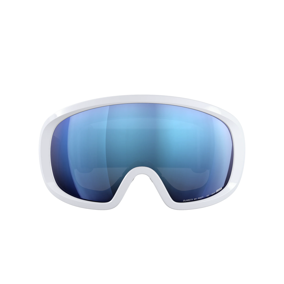 Eine POC Sports Fovea Mid Ski- oder Snowboardbrille mit weißem Rahmen und blauen, reflektierenden Clarity-Gläsern, dargestellt vor einem schlichten weißen Hintergrund.