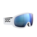 Die POC Sports Fovea Mid Skibrille verfügt über eine breite, blau getönte Clarity-Scheibe mit torischem Glas und ein verstellbares weißes Band mit dem schwarzen POC-Logo. Das schlanke, moderne Design hebt sich von einem schlichten weißen Hintergrund ab.