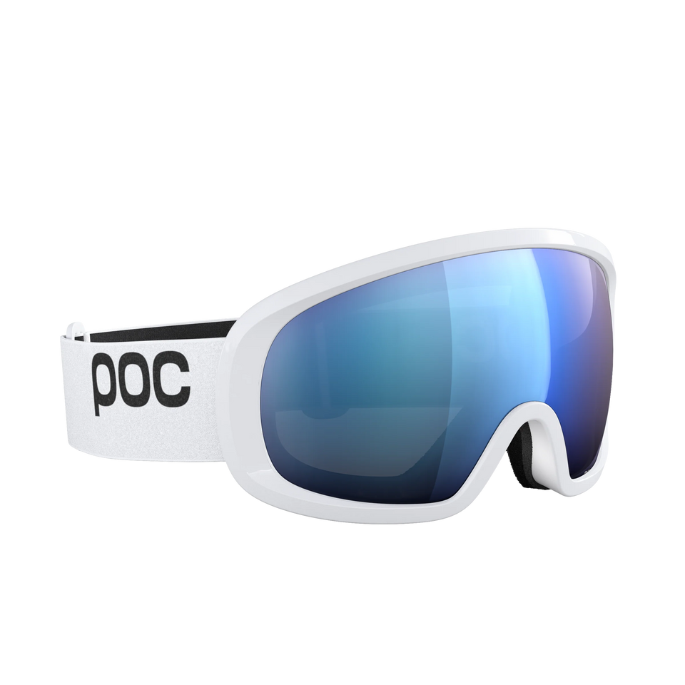 Die POC Sports Fovea Mid Skibrille verfügt über eine breite, blau getönte Clarity-Scheibe mit torischem Glas und ein verstellbares weißes Band mit dem schwarzen POC-Logo. Das schlanke, moderne Design hebt sich von einem schlichten weißen Hintergrund ab.