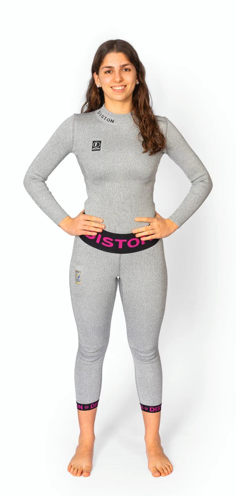 Eine Frau lächelt in die Kamera und posiert selbstbewusst in der Diston WC Cut Resistant Unterhose Women-CRG CORE/Racing Fit (4FIS-Sterne) - stylische, hellgraue Ski- und Schnittschutzunterwäsche, die perfekt für Frauen ist, die Komfort und Leistung suchen.