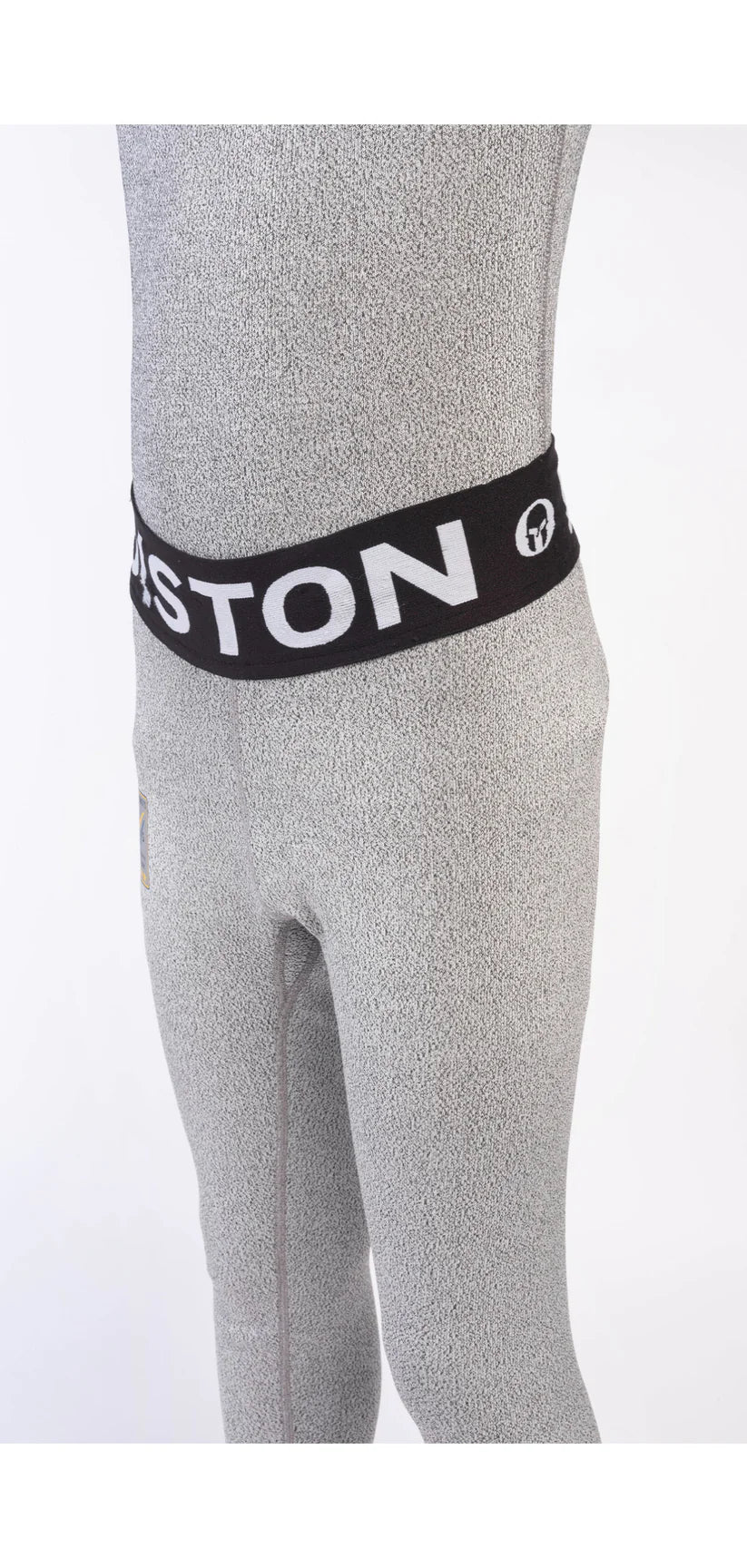 Nahaufnahme einer Schaufensterpuppe, die eine graue DISTON Cut Resistant Unterhose Junior - 4FIS Stars in CRG - CORE / Racing Fit von Diston trägt, mit schwarzem Bund und der Aufschrift EASTON in weißen Buchstaben.