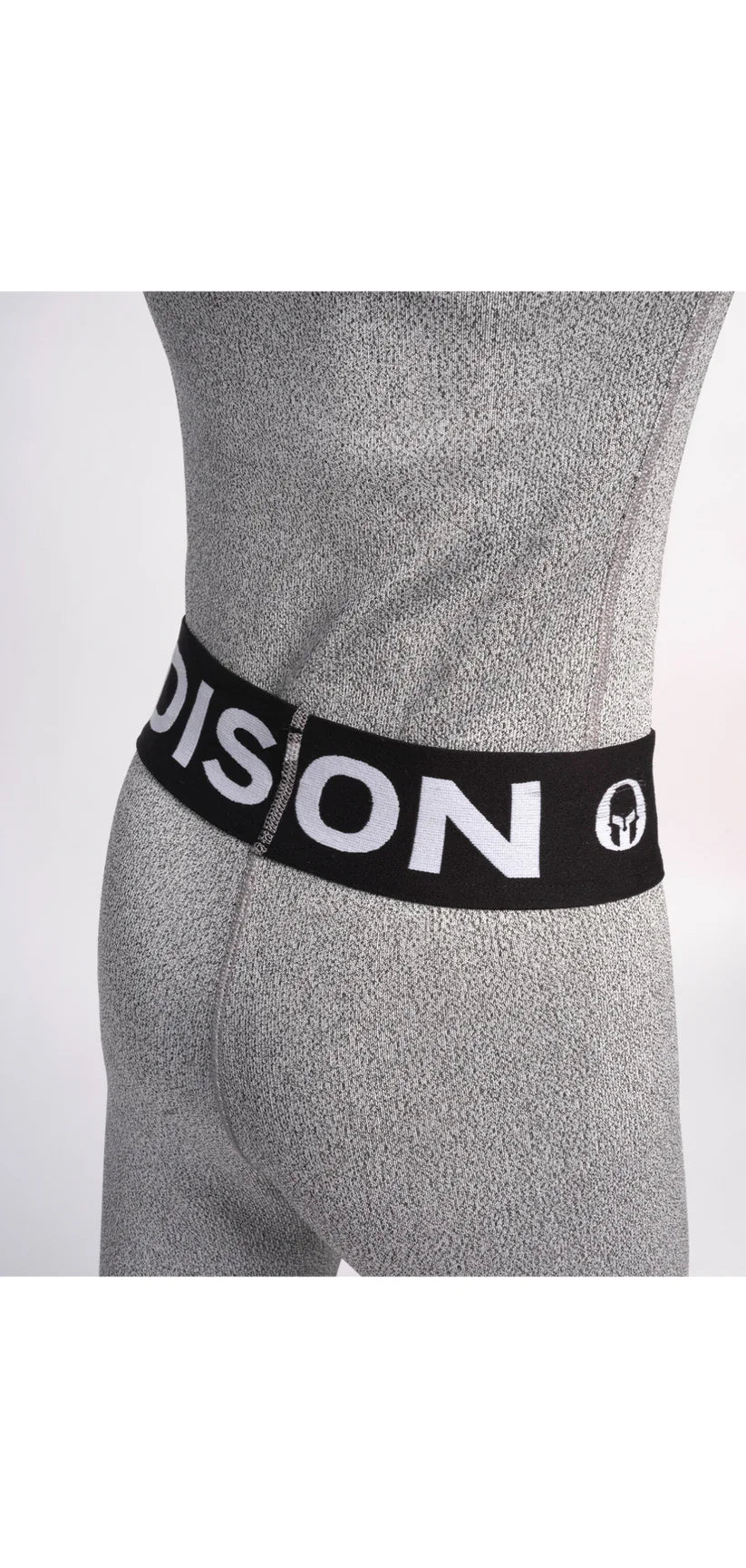 Eine Person trägt eine Diston DISTON Cut Resistant Unterhose Junior - 4FIS Stars in CRG - CORE / Racing Fit in Hellgrau mit schwarzem Bund mit weißem Text und Logo, dargestellt vom unteren Rücken- und Hüftbereich vor einem einfarbigen Hintergrund.