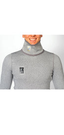 Ein Mann trägt das Diston DISTON WC Cut Resistant Top Men - 4FIS Stars in CRG - CORE / Racing Fit, mit sichtbaren Logos auf der Brust und am Kragen, und lächelt vor einem schlichten weißen Hintergrund.