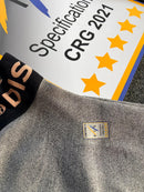 Eine Nahaufnahme der Diston DISTON WC Cut Resistant Unterhose Women - 5FIS Stars in CRG - PRO/Racing Compression Fit, mit einem Zertifizierungsetikett vorne und einem "Specification CRG 2021"-Zeichen sowie fünf gelben Sternen hinten.