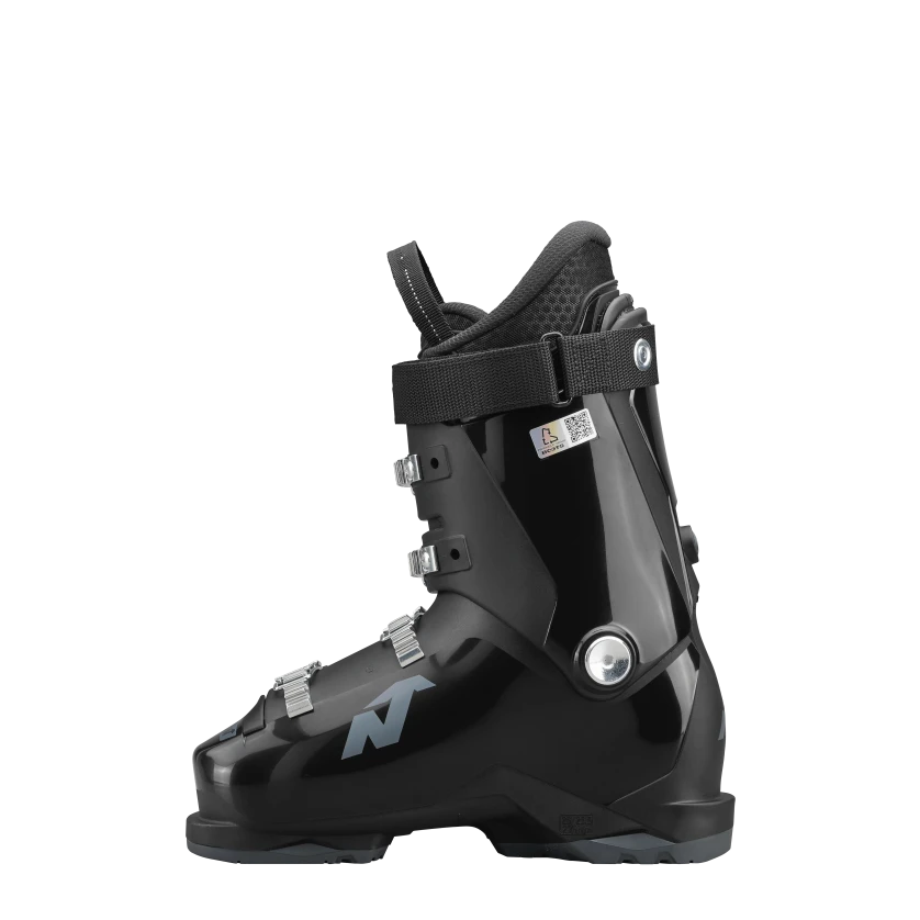 Ein schwarzer Nordica DOBERMANN GP 60 Junior-Skischuh mit silbernen Schnallen, gepolsterter oberer Manschette und einem blauen N-Logo an der Seite ist im Profil vor einem schlichten weißen Hintergrund abgebildet.