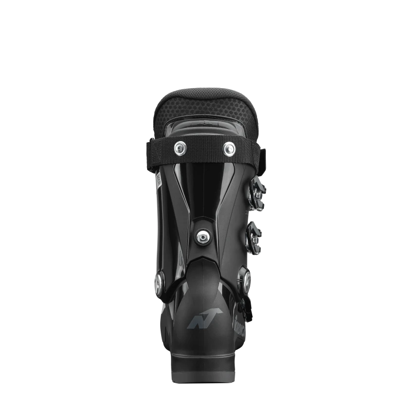 Ein schwarzer Nordica DOBERMANN GP 60 Junior-Skischuh wird von hinten gezeigt, mit Metallschnallen, einer gepolsterten Manschette und einem Nylonriemen an der Spitze, vor einem schlichten weißen Hintergrund.