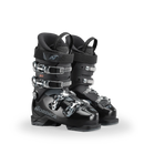 Ein Paar Nordica DOBERMANN GP 60 Junior-Skischuhe in Schwarz mit je vier silbernen Schnallen und schwarzem gepolstertem Innenschuh sind nebeneinander auf einem weißen Hintergrund platziert.