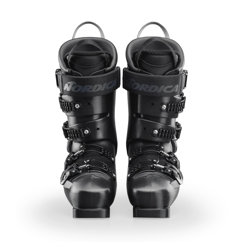 Vorderansicht der Nordica DOBERMANN 5 RD-M (MEDIUM) BLACK Skischuhe mit Schnallen und Riemen, nebeneinander auf einem weißen Hintergrund.