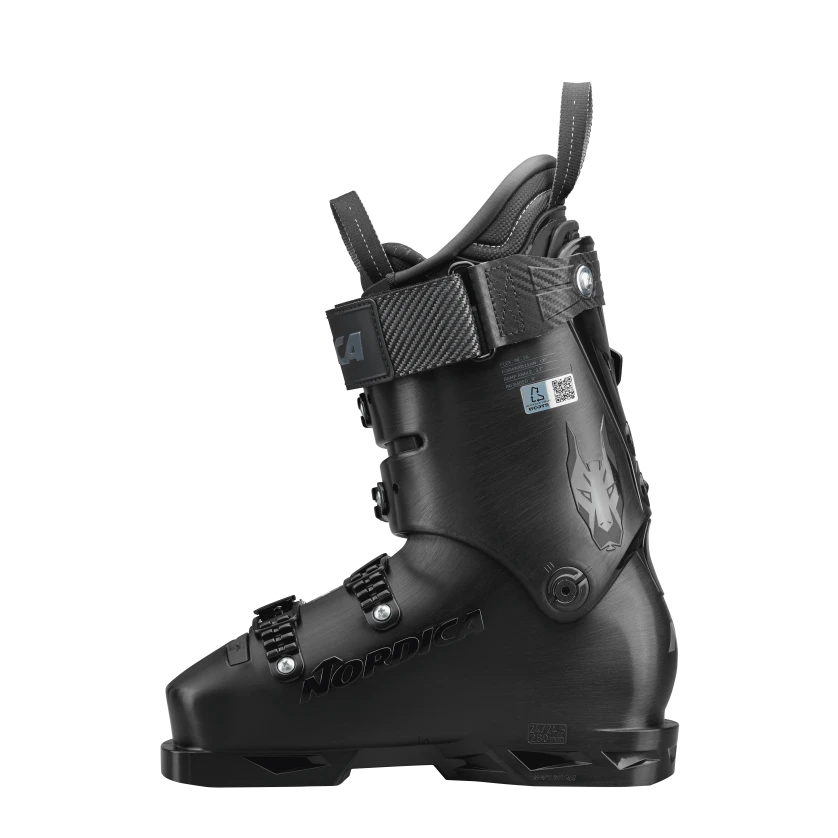 Der Nordica DOBERMANN 5 SOFT L.C. BLACK Skischuh verfügt über drei Schnallen, einen breiten Power Strap und ein modernes Performance Design, hier in der Seitenansicht vor einem schlichten weißen Hintergrund.