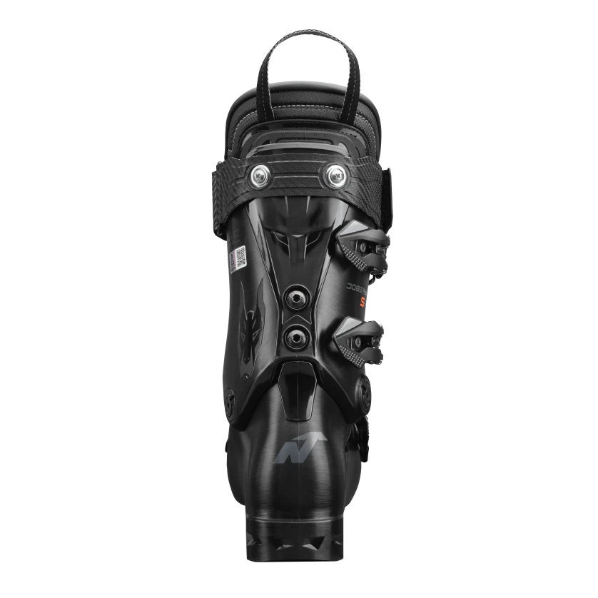Der Nordica DOBERMANN 5 SOFT L.C. BLACK Skischuh, von hinten gesehen, zeigt zwei Einstellräder, eine Zugschlaufe an der Oberseite und ein auffälliges N-Logo an der Ferse. Er verbindet schlichtes Design mit leistungsstarker Innovation.