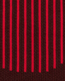 Eine Nahaufnahme der CEP Ski Ultralight Socken 3.0 (Damen) von CEP, die ein Strickmuster mit vertikalen dunkelroten Streifen auf braunem Hintergrund zeigen.