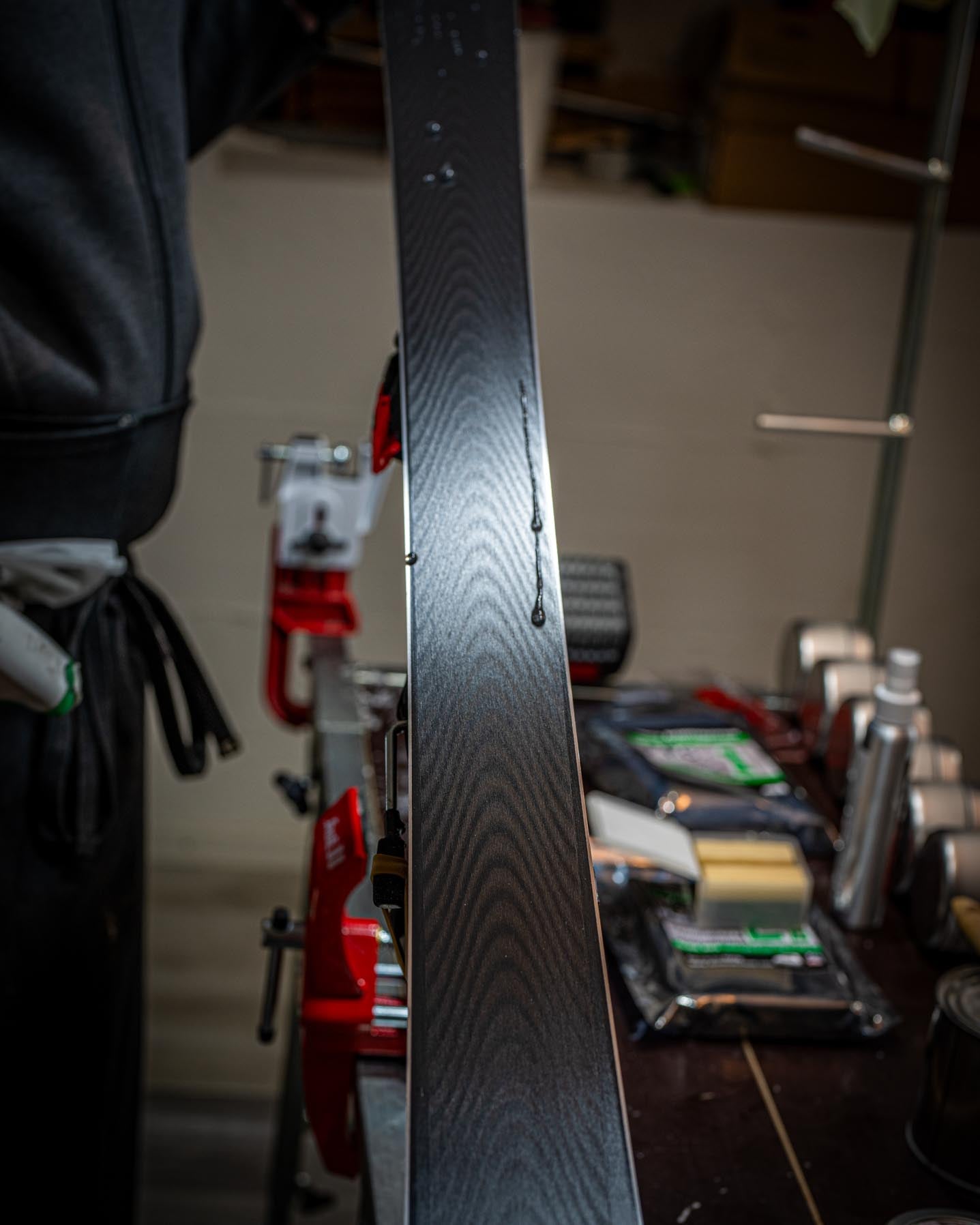 Ein Ski mit Wassertropfen, der die Effektivität von Wachs und Belagsstruktur demonstriert. Dieses Bild zeigt die Ergebnisse präziser Pflege- und Bearbeitungsprozesse bei SF Sports.