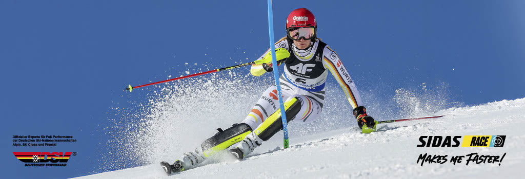 Skirennlaeuferin Lena Duerr faehrt dynamisch durch ein Slalomtor auf harter Piste. Head Worldcup Rebel Athletin und Teil des deutschen Skiverbands.
