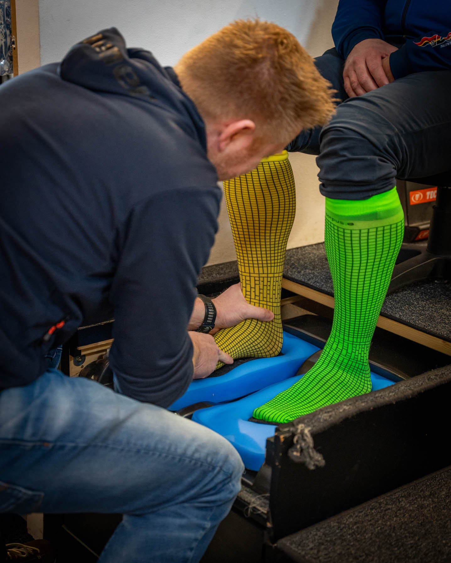 Individuelle Einlegesohlen bei SF Sports: Das SIDAS-Gerät wird verwendet, um die genaue Form der Füße zu erfassen. Beide Füße befinden sich auf einer spezialisierten Plattform, die präzise Anpassungen ermöglicht. Die Einlegesohlen sorgen für verbesserten Komfort, perfekte Passform und maximale Kontrolle beim Skifahren.