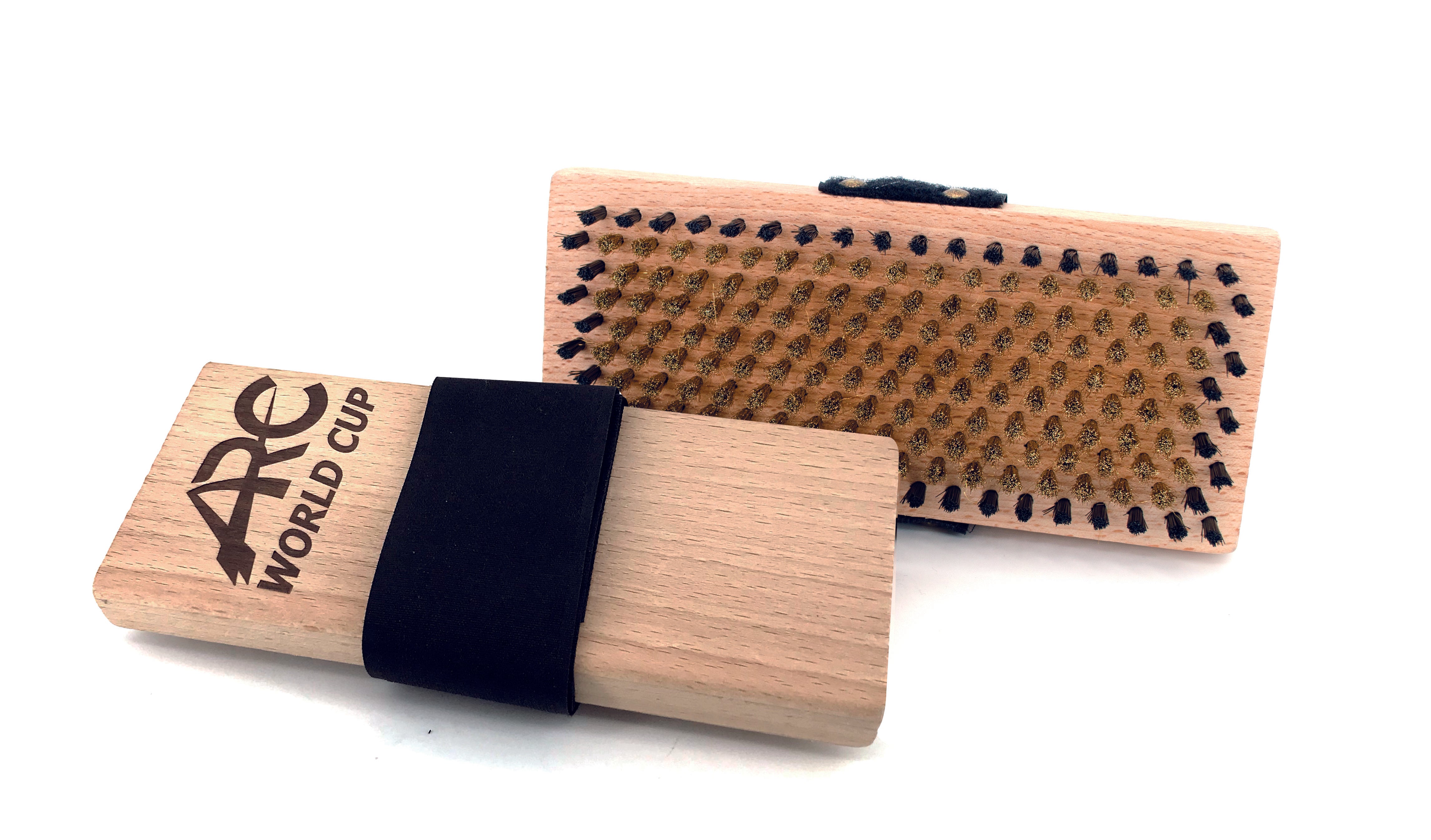 Handbürste mit feinen Messingborsten und schwarzer Nylonfassung zur gründlichen Wachsreinigung und Strukturfreilegung bei Ski- und Snowboardbelägen im Skiservice