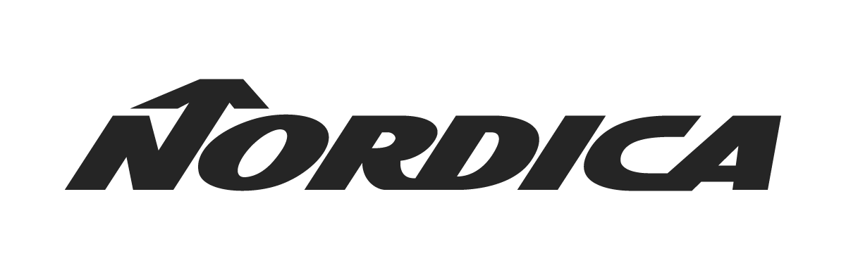 NORDICA erscheint in fetten, schwarzen, kursiven Buchstaben; der Pfeil des N nach oben-rechts symbolisiert die Kraft und Präzision des Nordica DOBERMANN 5 RD-93 EXTRA STIFF 2026/2027 Race Boot.