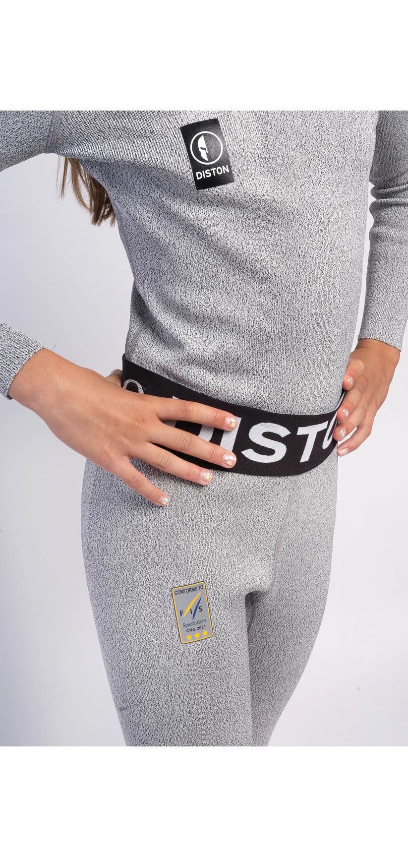Eine Person trägt die DISTON Cut Resistant Unterhose Junior - 3FIS Stars in CRG - BASE / Performance Fit von Diston und zeigt das Logo am Bund - eine perfekte Wahl schnittfester Unterwäsche für Skirennläufer Schutz.