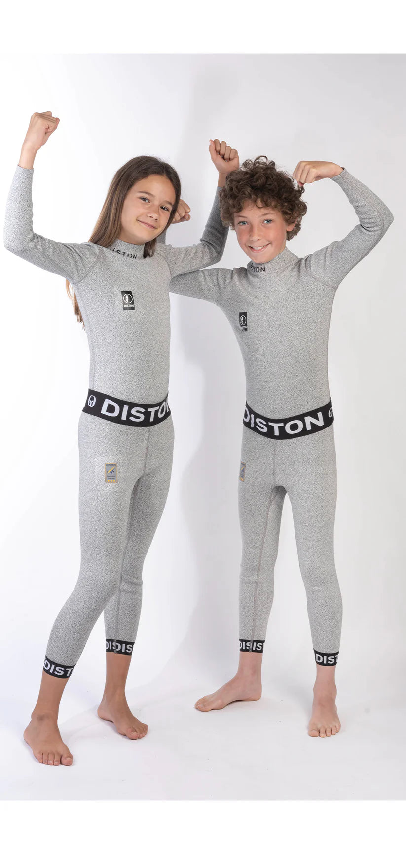 Zwei Kinder stehen nebeneinander und beugen ihre Arme in einer starken Pose, während sie passende Diston DISTON Cut Resistant Unterhosen Junior - 3FIS Stars in CRG - BASE / Performance Fit vor einem schlichten weißen Hintergrund tragen.