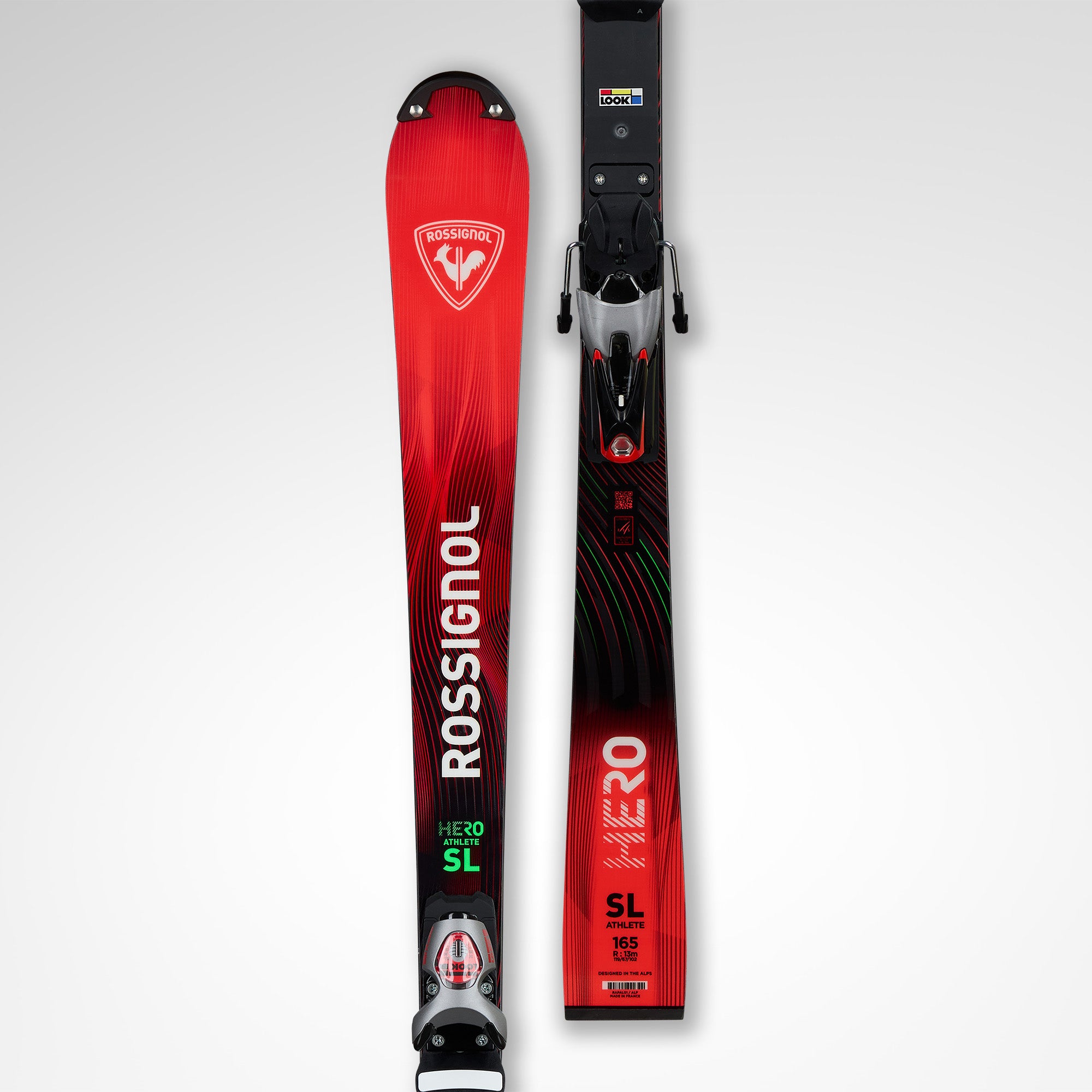 Zwei rote Rossignol HERO FIS SL FAC 165 R22 2026/2027 Skier sind nebeneinander auf weißem Hintergrund abgebildet, mit auffälligem weißem Rossignol Branding, schwarzen Bindungen mit grünen und schwarzen Akzenten und einem echten Weltcup-inspirierten Design.