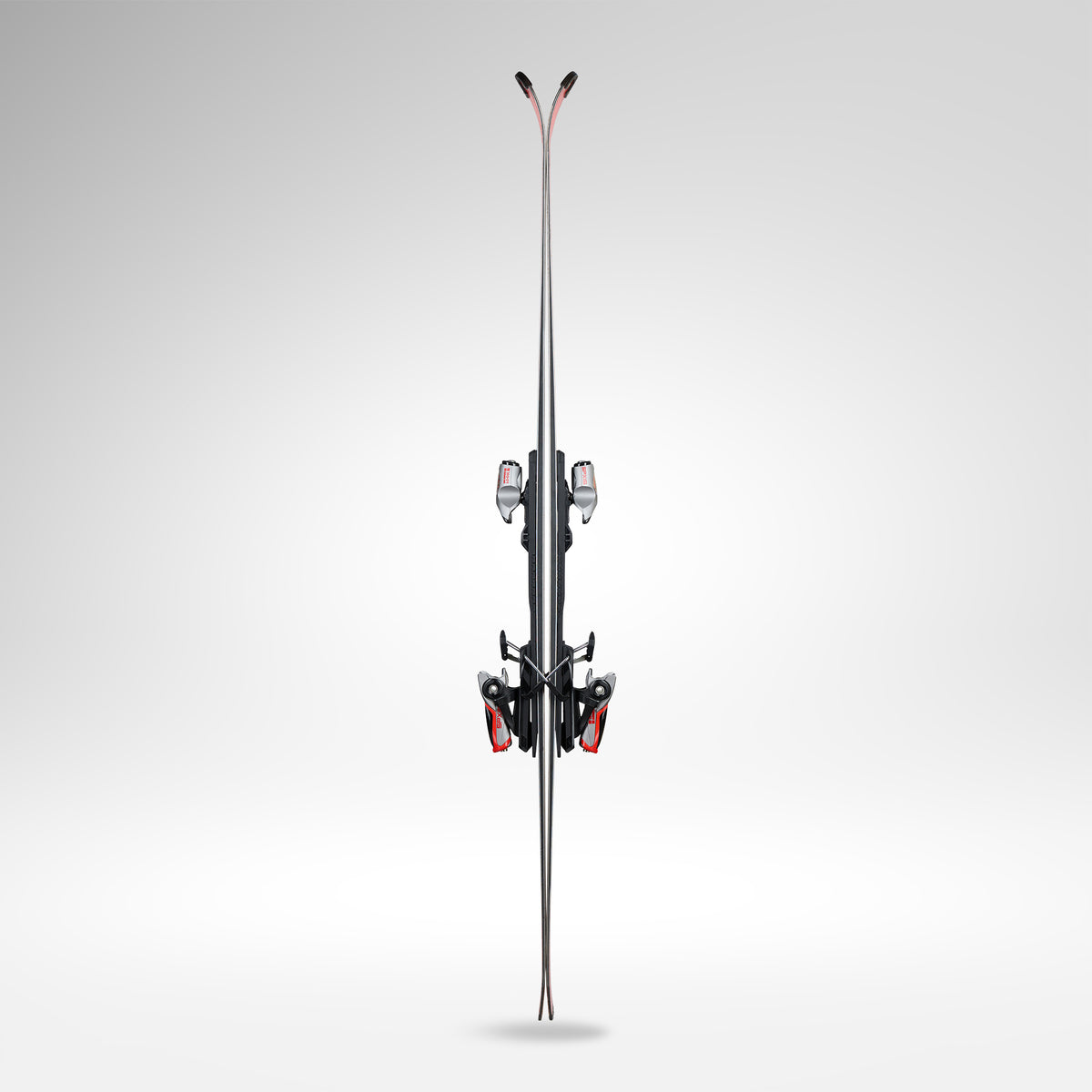 Ein Paar Rossignol HERO FIS SL 157 R22 2026/2027 Skier mit Bindung stehen aufrecht vor einem schlichten, hellgrauen Hintergrund.