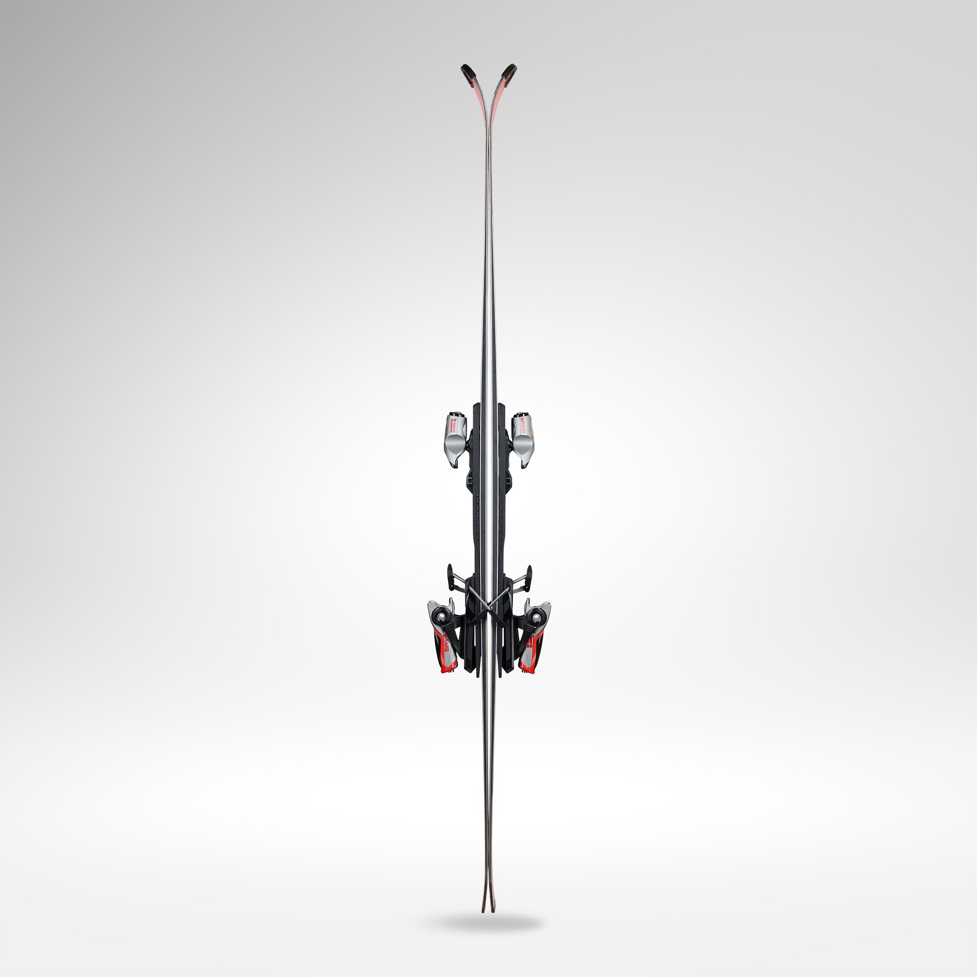 Ein Paar Rossignol HERO FIS SL 157 R22 2026/2027 Skier mit Bindung stehen aufrecht vor einem schlichten, hellgrauen Hintergrund.