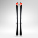Ein Paar Rossignol HERO FIS SL FAC 165 R22 2026/2027 von Rossignol mit roten Akzenten und weißem Logo im Spitzenbereich steht aufrecht vor einem schlichten, hellgrauen Hintergrund.