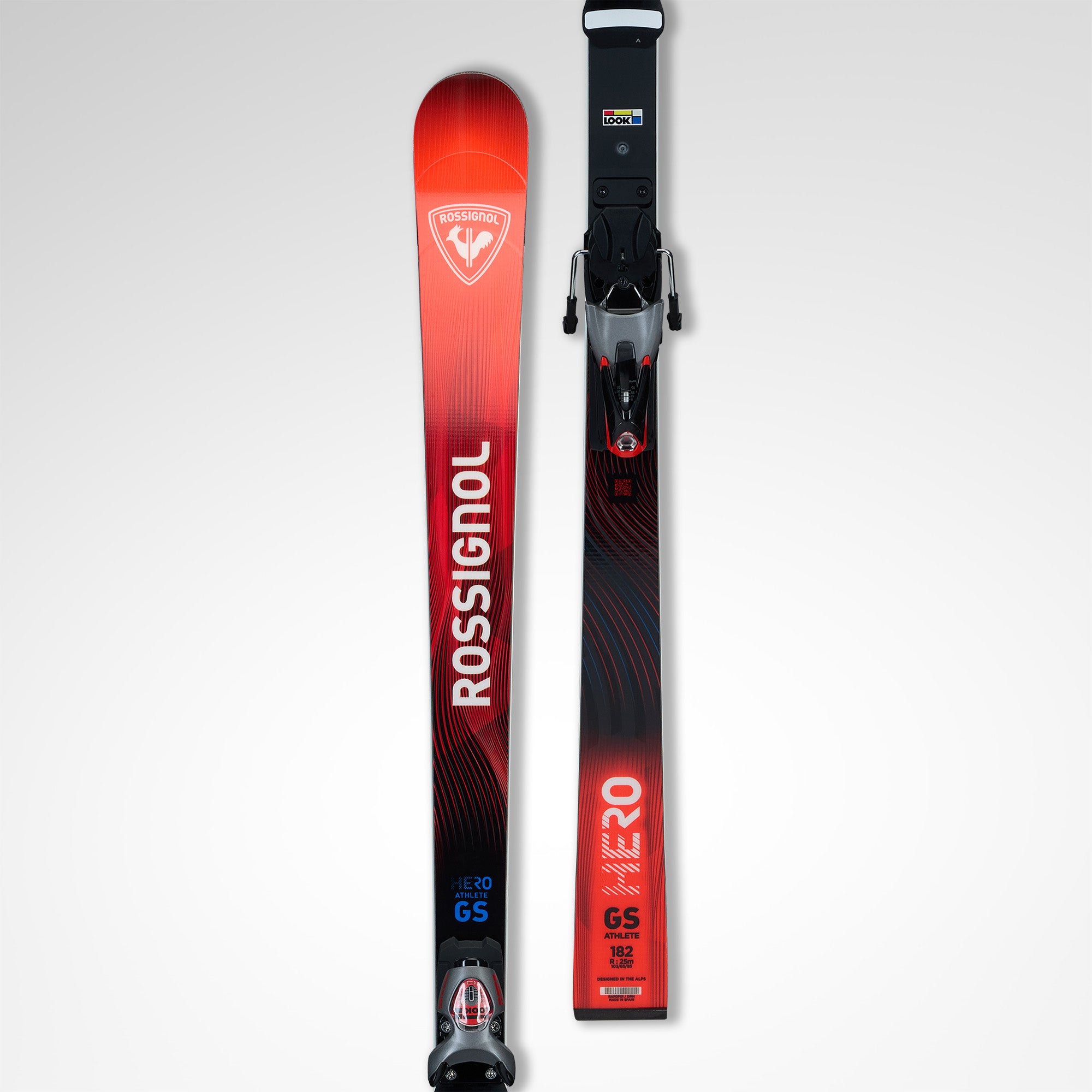 Ein Paar Rossignol HERO ATHLETE GS R22 2026/2027 Skier mit Bindungen in Rot und Schwarz mit auffälligen Grafiken sind auf einem schlichten weißen Hintergrund abgebildet - ideal für U14- und U16-Rennfahrer.
