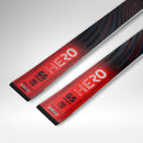 Nahaufnahme von zwei Rossignol HERO ATHLETE GS R22 2026/2027 Skiern mit auffälliger Grafik und geschwungenen Linien auf weißem Grund - ideal für U14- und U16-Rennfahrer, die Spitzenleistungen anstreben.