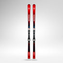 Ein Paar Rossignol HERO A FIS GS FAC 188 R22 2026/2027 Abfahrtsski mit schwarzen Bindungen stehen aufrecht auf einem hellgrauen Hintergrund, mit einem Farbverlauf und Rossignol-Logos, gebaut für Weltcup-GS-Ski-Performance.