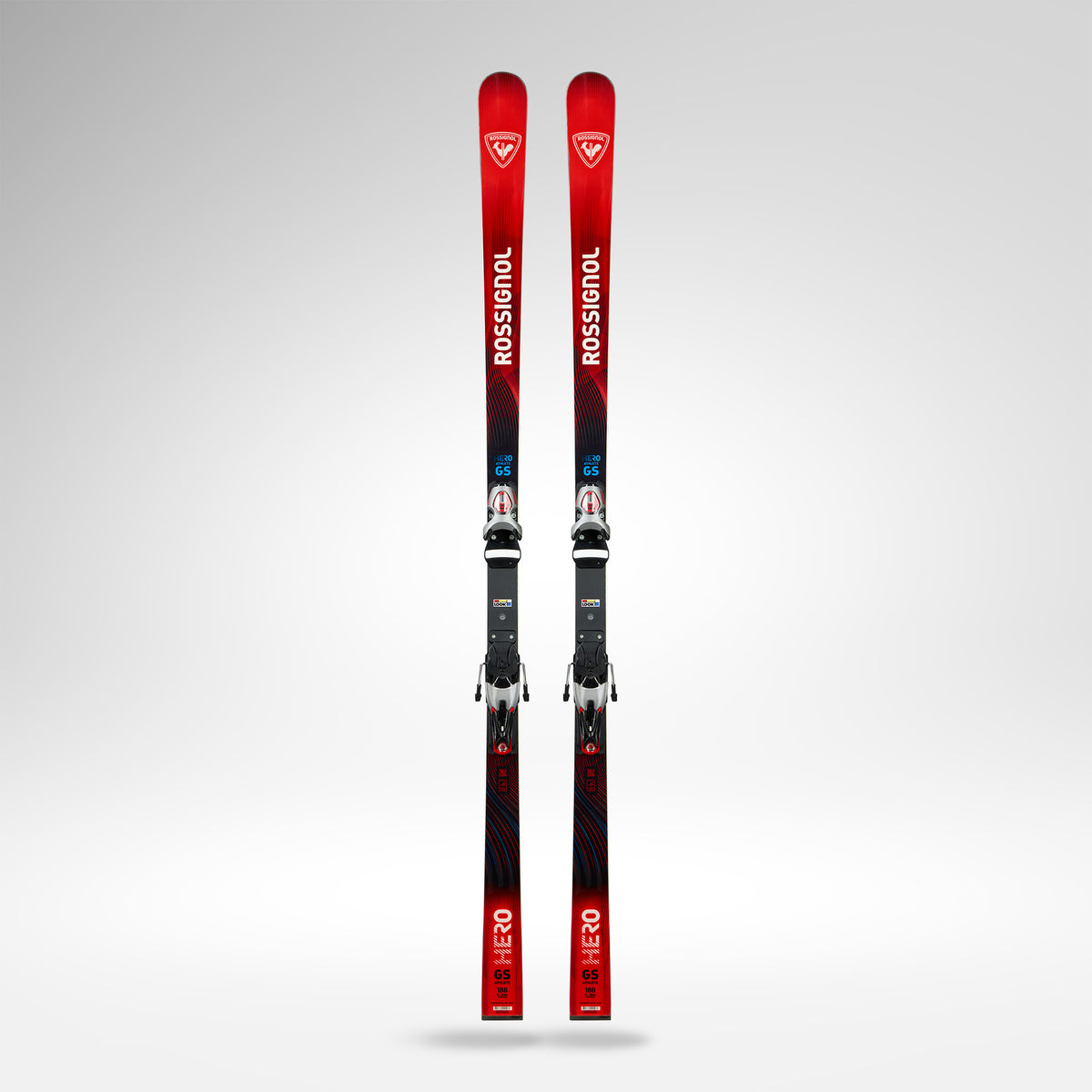 Ein Paar Rossignol HERO ATHLETE GS 185 R22 2026/2027 mit schwarzer Bindung steht aufrecht auf einem hellgrauen Hintergrund, mit weißem Branding und einem rot-schwarzen Farbverlauf. Ideal für Riesenslalom Rennski Veranstaltungen.
