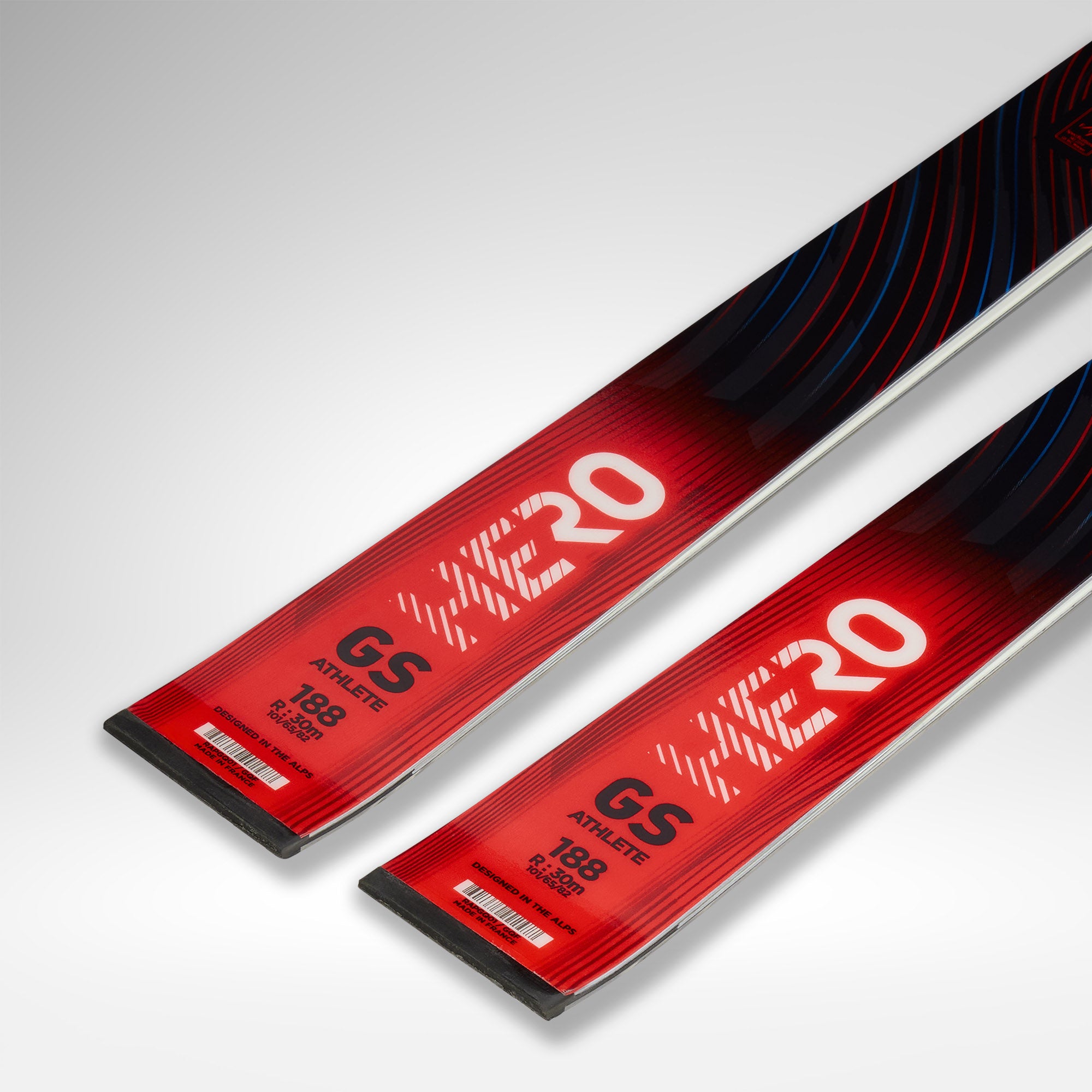 Nahaufnahme des Rossignol HERO A FIS GS FAC 188 R22 2026/2027 Skis mit fetten weißen Buchstaben und dynamischen Mustern, die "HERO", "GS ATHLETE" und "188" auf schwarzen Kanten vor einem grauen Hintergrund zeigen. Design eines Weltcup-GS-Skis.