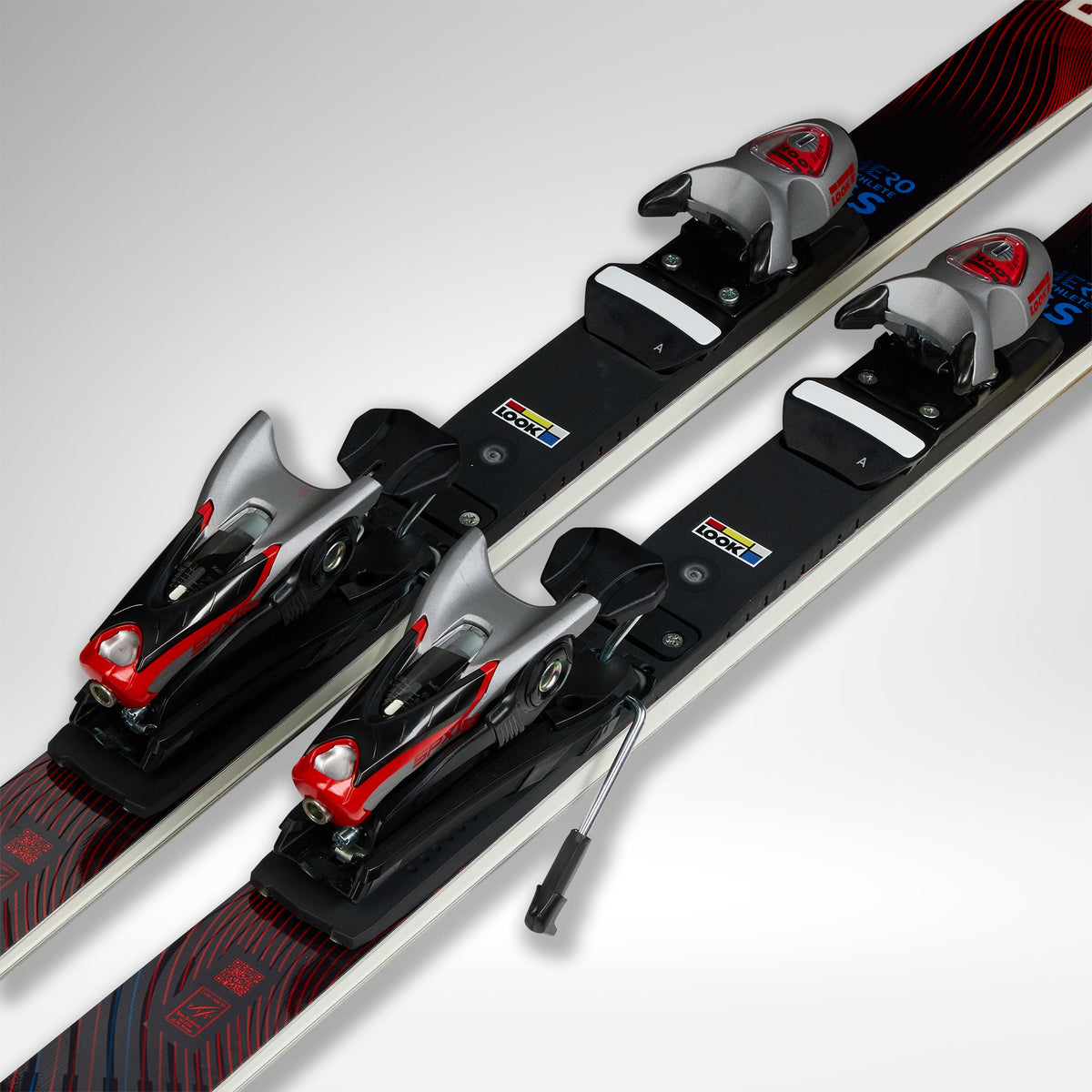 Eine Nahaufnahme von zwei Paar Rossignol HERO ATHLETE GS 185 R22 2026/2027 Alpinskiern zeigt schwarze, rote und silberne Bindungen mit detaillierten Einstellhebeln und Logos vor einem hellgrauen Hintergrund.