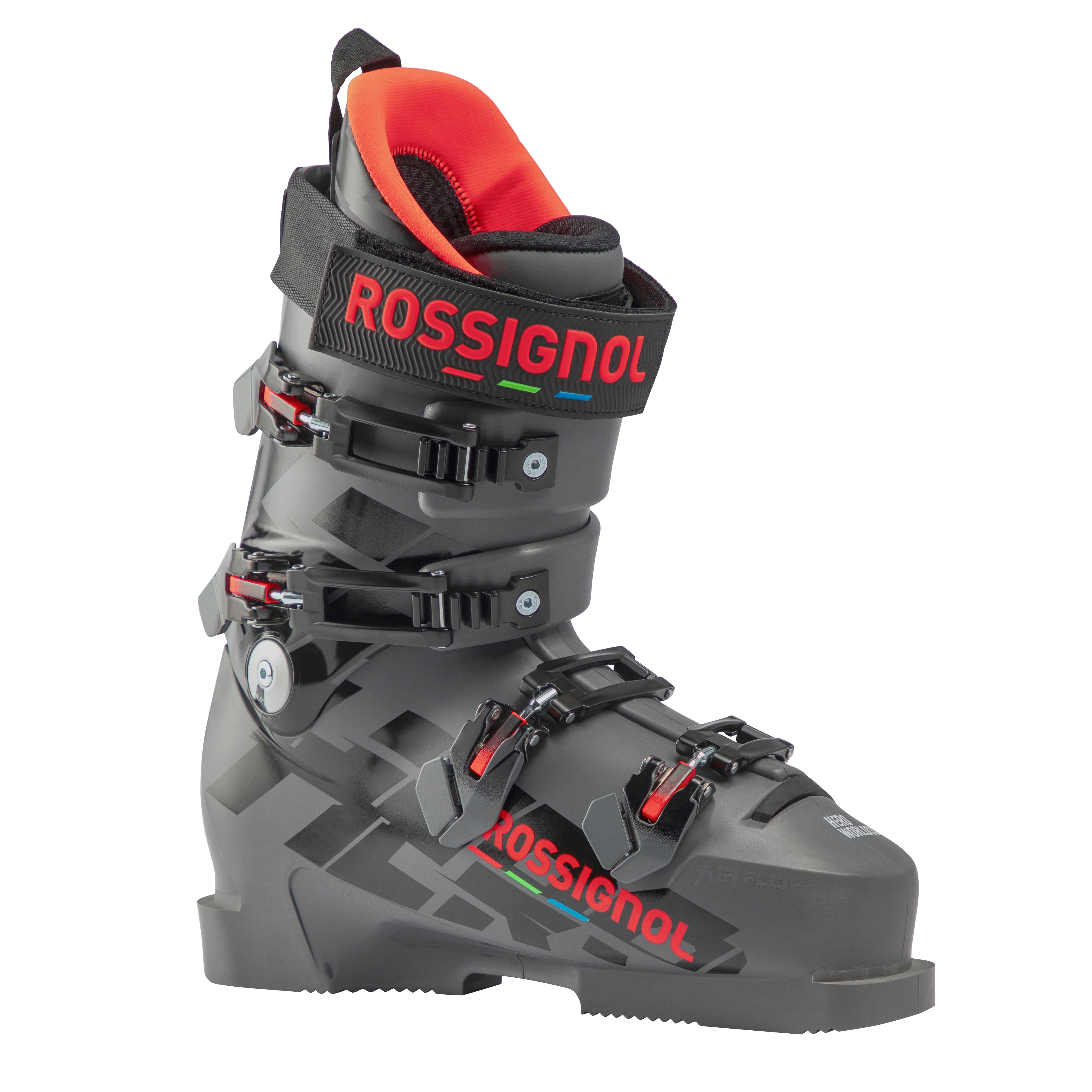 Ein schwarzer Rossignol HERO WORLD CUP Z SOFT+ Alpin-Skischuh mit rotem und grünem Logo-Schriftzug, drei verstellbaren Schnallen, einem oberen Power-Strap, rotem Innenfutter und auf weißem Grund.
