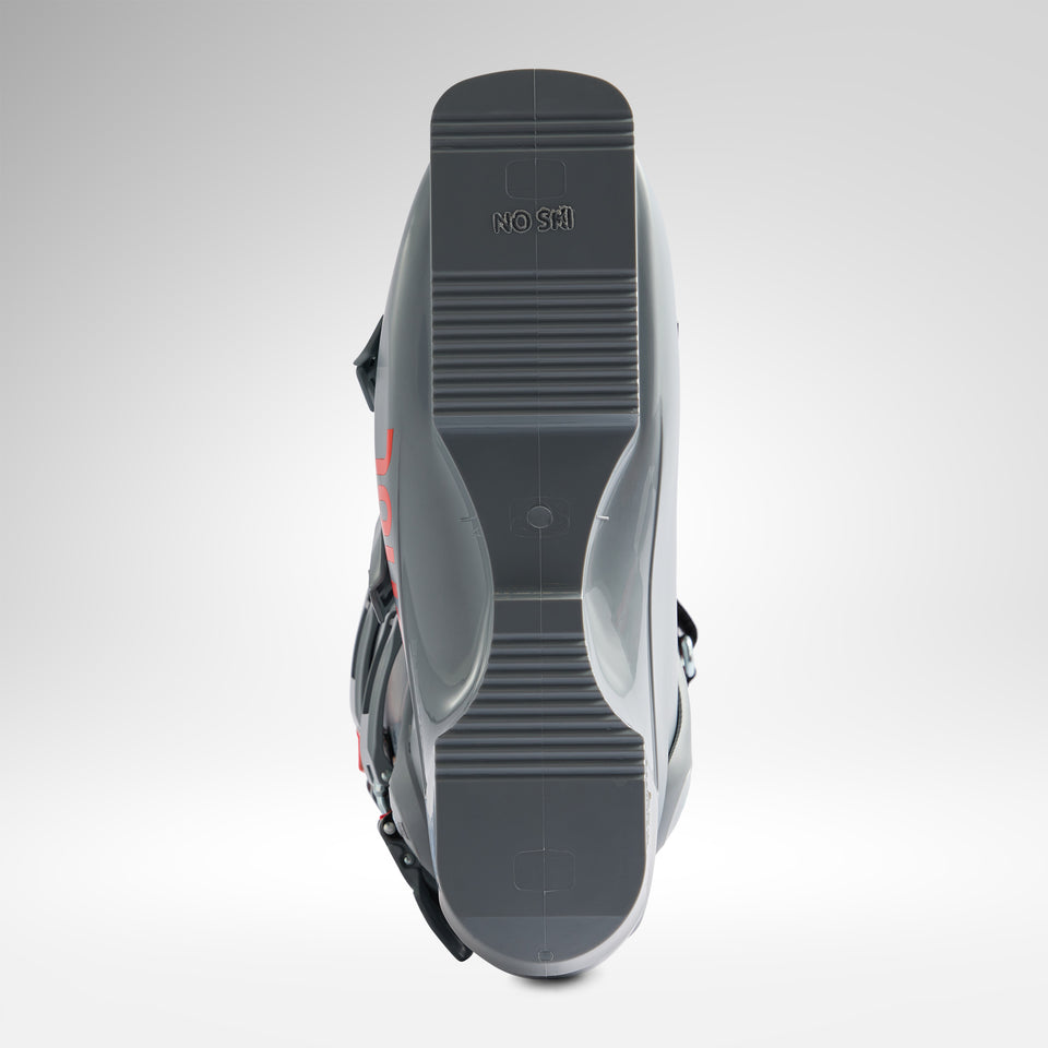 Das Bild zeigt die Unterseite des Rossignol HERO WORLD CUP ZA - POWER GREY 2026/2027 mit schwarzen Riemen, roten Akzenten, strukturierten Rillen und der Prägung "NO SKI" auf der Sohle, die den World Cup Race Fit hervorhebt.