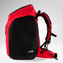 Eine rot-schwarze Rossignol HERO ATHLETES BAG ist aufrecht stehend vor einem weißen Hintergrund abgebildet; dabei sind die Trageriemen, Reißverschlüsse und gepolsterten Fächer zu sehen. Diese Rossignol-Tasche vereint Funktionalität mit Langlebigkeit für Sportler, die viel unterwegs sind.