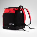 Der Rossignol HERO HEATED BAG 230V, ein schwarz-roter Rucksack mit der Aufschrift „HERO“ an der Seite, verfügt über gepolsterte Schultergurte und mehrere Fächer. Vor einem schlichten hellgrauen Hintergrund präsentiert, ist er die perfekte Skischuhtasche oder beheizbare Stiefeltasche, um Ihre Ausrüstung ordentlich zu verstauen und warm zu halten.