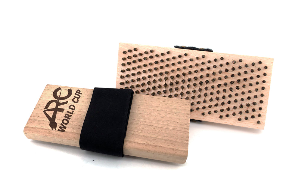 Handbürste mit schwarzen Rosshaarborsten und ergonomischer Handschlaufe – ideal zum feinen Ausbürsten von Skiwachs und für das Finish im professionellen Skiservice