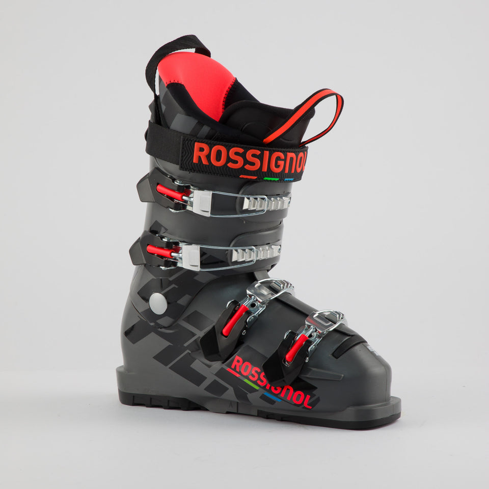 Rossignol Hero Jr 65 Skischuh in Schwarz mit roten Details, speziell entwickelt fuer junge Rennfahrer mit perfekter Passform und starkem Halt.