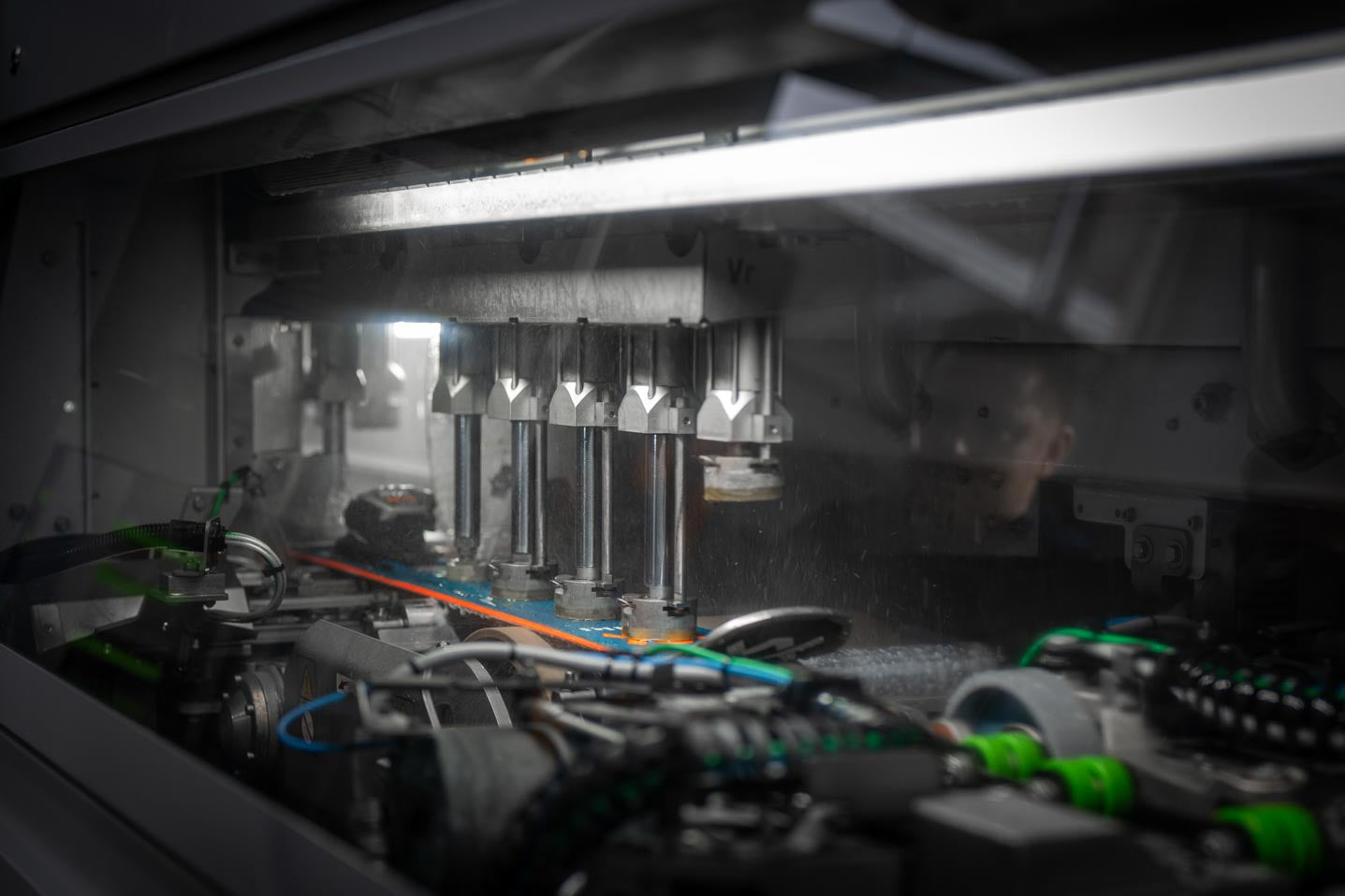 Ein Ski wird in der Wintersteiger Jupiter Maschine repariert, um den Belag zu optimieren und für eine perfekte Gleitfähigkeit zu sorgen. Diese hochmoderne Technik sorgt für eine präzise und effektive Vorbereitung des Skis.