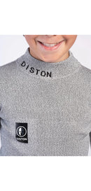 Ein Kind, möglicherweise ein Skirennfahrer, trägt das Diston Cut Resistant Top Junior - 3FIS Stars in CRG - BASE / Performance Fit mit "DISTON" auf dem Kragen und einem schwarz-weißen Diston-Brustlogo und lächelt, wobei sein Gesicht von der Nase abwärts sichtbar ist.