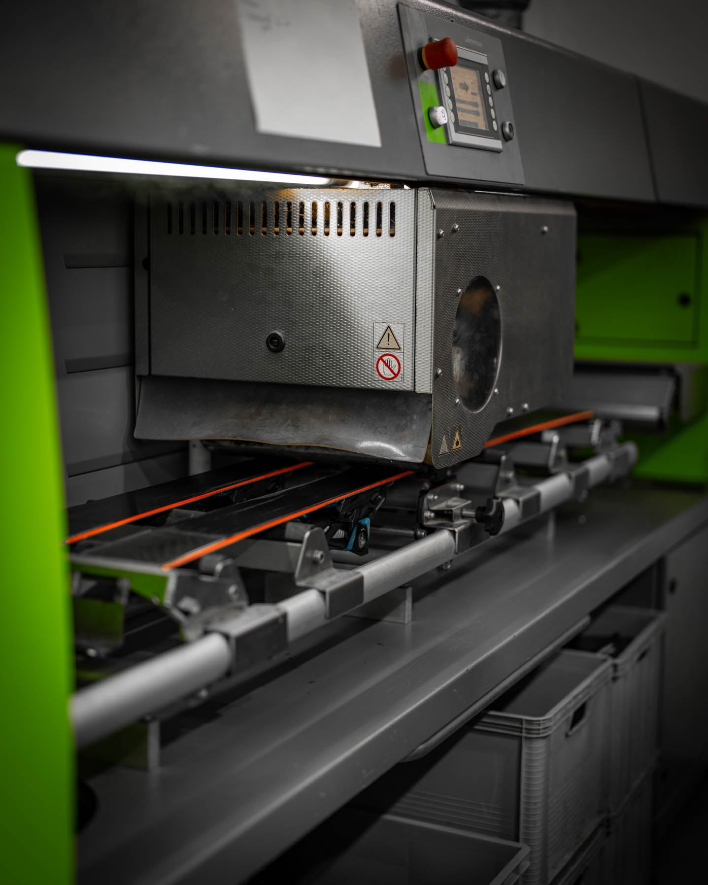 Die Wintersteiger Basejet Maschine, die für schnelle und effektive Reparaturen von Ski- und Snowboardbelägen bei SF Sports verwendet wird.