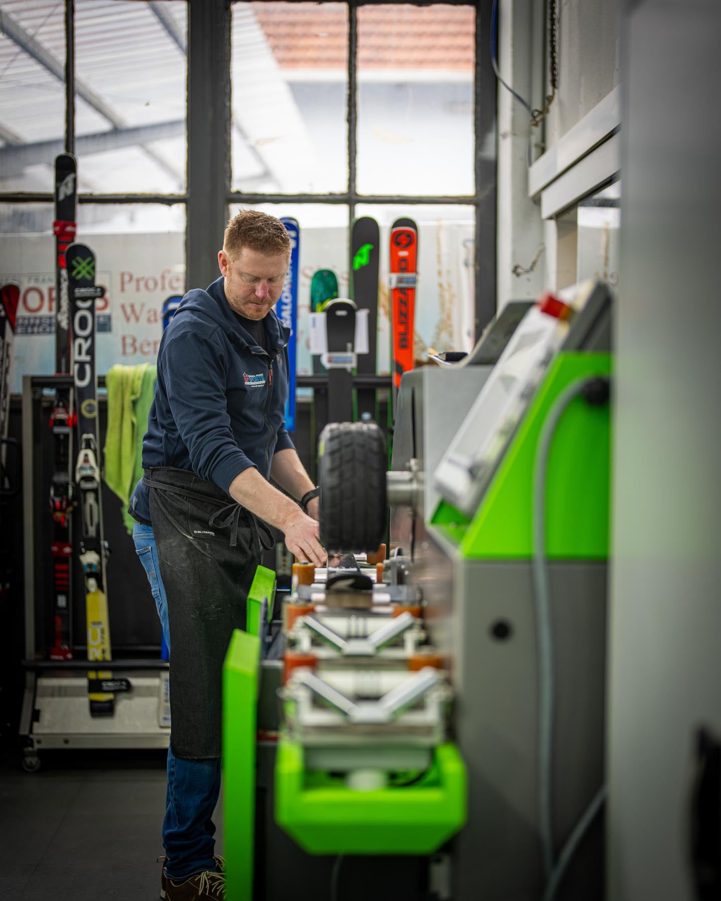 Franz Simmerl benutzt die Wintersteiger Race NC Maschine, um Rennski mit höchster Präzision zu bearbeiten. Diese Technologie sorgt für perfekte Kanten und Belagsstrukturen.