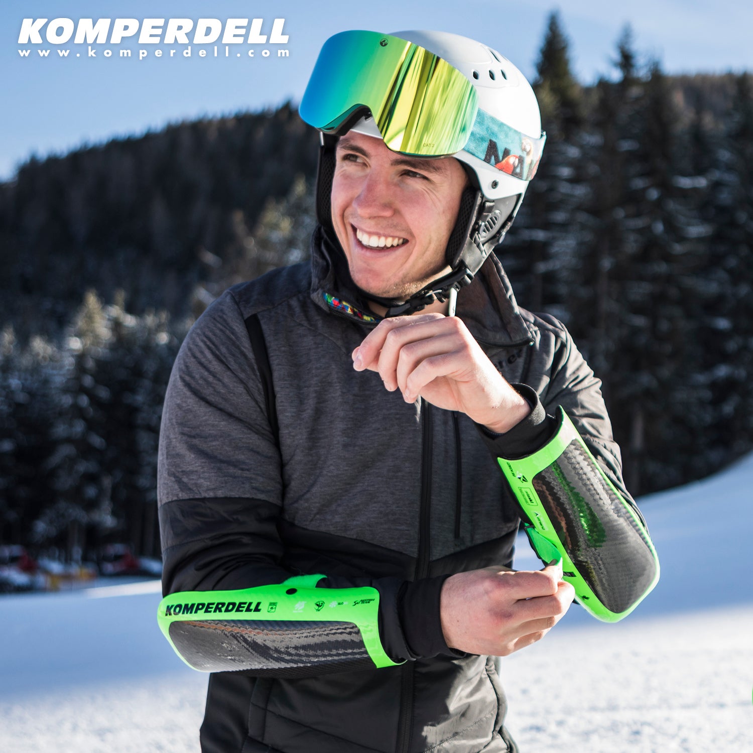 Skifahrer mit Komperdell Carbon Ellenbogenschutz World Cup – leichter und robuster Schutz für maximale Performance im alpinen Rennsport.