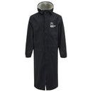HEAD Worldcup Rebels Race Rain Coat Unisex – langer, wasserdichter Skimantel mit Kapuze und Worldcup Rebels Logo auf der Brust, ideal für Rennläufer und Trainer bei nassem Wetter.