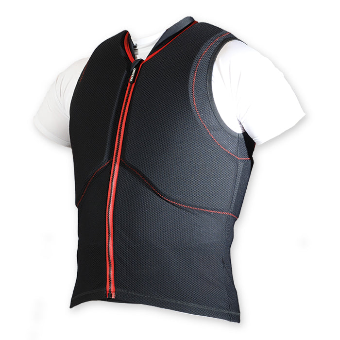 Eine schwarze ärmellose Ortema ORTHO-MAX Weste Light JUNIOR von Ortema mit roten Nähten und einem Frontreißverschluss, getragen über einem weißen kurzärmeligen Hemd, ausgestellt auf einer funktionslosen Schaufensterpuppe vor einem weißen Hintergrund.