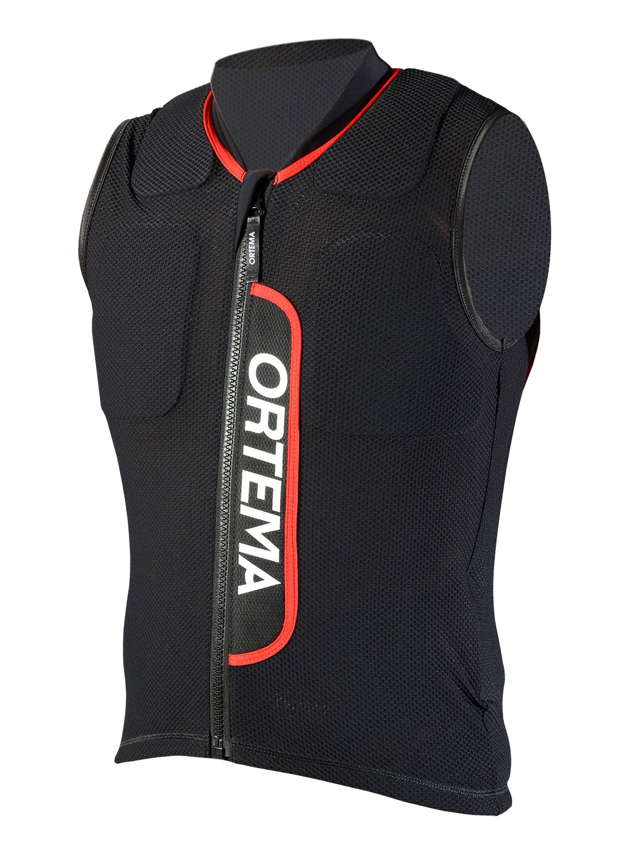 Die Ortema ORTHO-MAX Vest Light ist eine schwarze Protektorenweste aus Mesh mit einem Reißverschluss auf der Vorderseite und einer roten Zierleiste, auf der ORTEMA in fetten weißen Buchstaben entlang des Reißverschlusses steht. Abgebildet auf einem schlichten Schaufensterpuppen-Torso.
