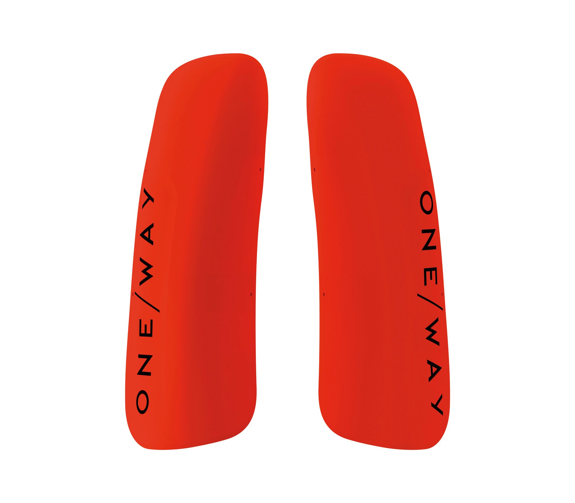 Zwei leuchtend rote, gebogene One Way SHIN GUARD ADULTs mit der Aufschrift "ONE WAY" in schwarzer Schrift vertikal auf jedem Schutz. Die Wachen stehen sich auf einem weißen Hintergrund gegenüber. Geeignet für Erwachsene. Marke: One Way.