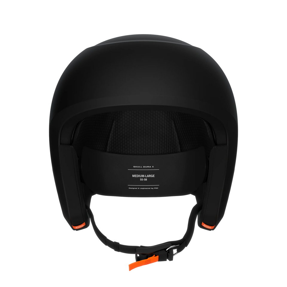 Der von hinten gezeigte schwarze POC Sports Poc Skull Dura X Mips Helm zeichnet sich durch seine gepolsterte Innenausstattung, den verstellbaren Riemen mit orangefarbenem Anhänger, die Kennzeichnung der Größe Medium-Large (55-58), die matte Oberfläche, das moderne Design und den fortschrittlichen MIPS-Integra-Schutz aus.